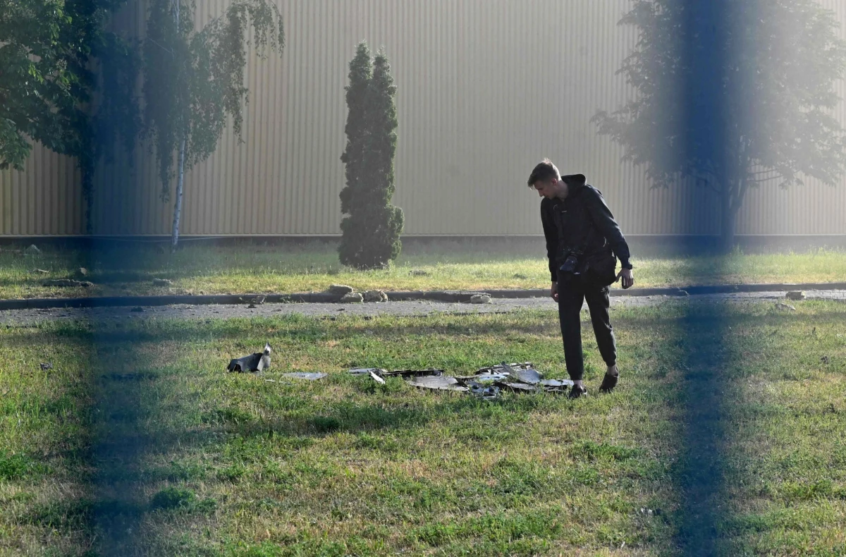 W przypadku odnalezienia zestrzelonych dzisiaj w nocy rosyjskich dronów, które naruszyły polską przestrzeń powietrzną - lub też ich fragmentów - nie należy się do nich zbliżać, dotykać ani ich przenosić. Takie elementy mogą być niebezpieczne i muszą być sprawdzone przez patrole saperskie. Sztab Generalny Wojska Polskiego podał dokładną instrukcję, co należy w takiej sytuacji zrobić.