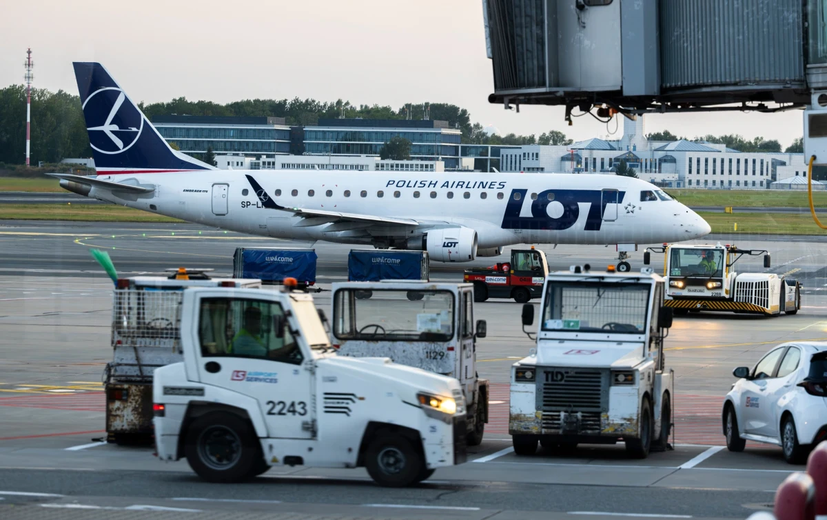 Przestrzeń powietrzna nad Lotniskiem Chopina w Warszawie została ponownie otwarta - poinformował ok. godziny 7.30 port lotniczy w Warszawie. Otwarta została także przestrzeń powietrzna nad lotniskami w Modlinie, Rzeszowie i Lublinie.