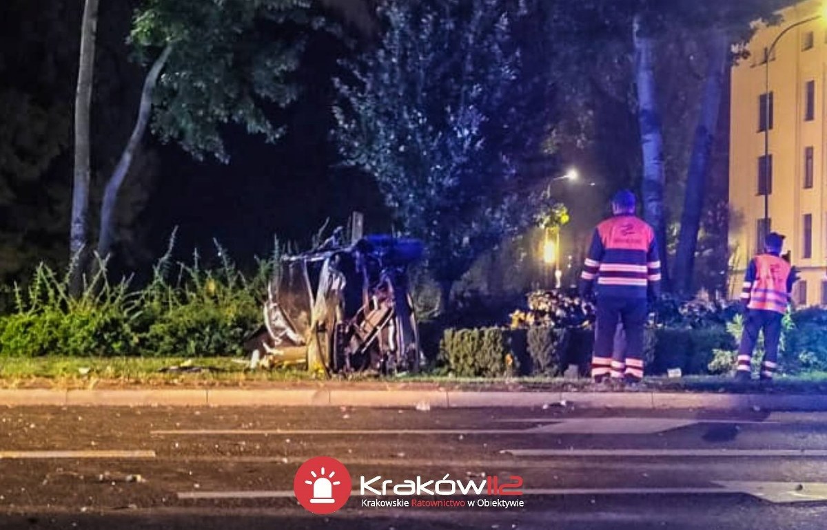 Tragiczny wypadek w centrum Krakowa. Samochód wbił się w drzewo