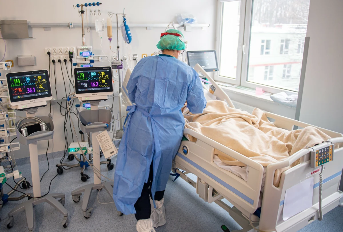 Oddłużenie szpitali będzie jednym z głównych zadań nowego, zrekonstruowanego kierownictwa Ministerstwa Zdrowia - ustalił reporter RMF FM Michał Dobrołowicz. Stanowiska wiceministrów objęli pielęgniarka i dotychczasowa prezeska Szpitalnego Centrum Medycznego w Goleniowie Katarzyna Kęcka oraz doktor Tomasz Maciejewski, który kierował Instytutem Matki i Dziecka w Warszawie.