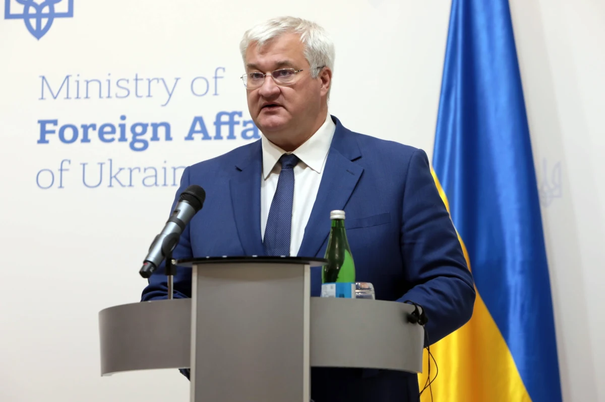 Ta sytuacja pokazuje, że trzeba wreszcie podjąć decyzję pozwalającą krajom sąsiadującym z Ukrainą na wykorzystywanie swojej obrony powietrznej do przechwytywania dronów i pocisków nad Ukrainą, w tym tych zbliżających się do granic NATO - oświadczył w środę szef MSZ Ukrainy Andrij Sybiha w związku z agresją Rosji na Polskę.