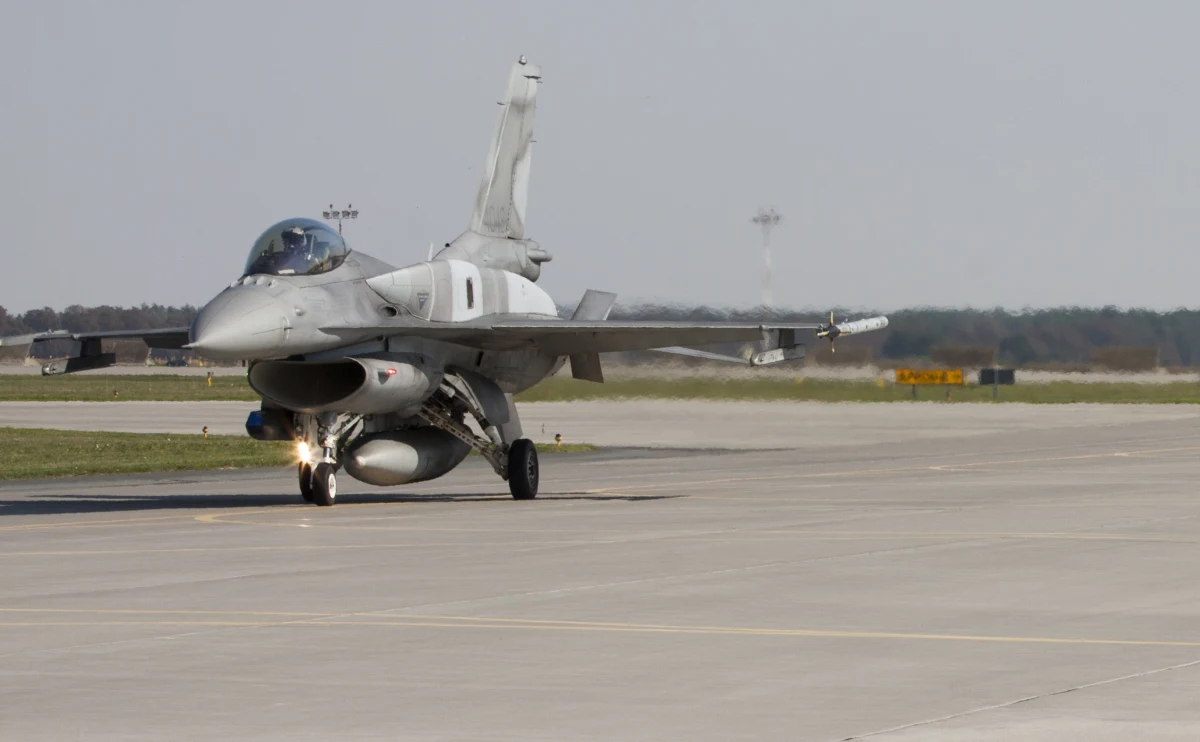 Operowanie polskiego i sojuszniczego lotnictwa związane z naruszeniami polskiej przestrzeni powietrznej zakończyło się - poinformowało przed godziną 8 Dowództwo Operacyjne Rodzajów Sił Zbrojnych. Wojsko monitoruje sytuację na terytorium Ukrainy i pozostaje w gotowości.