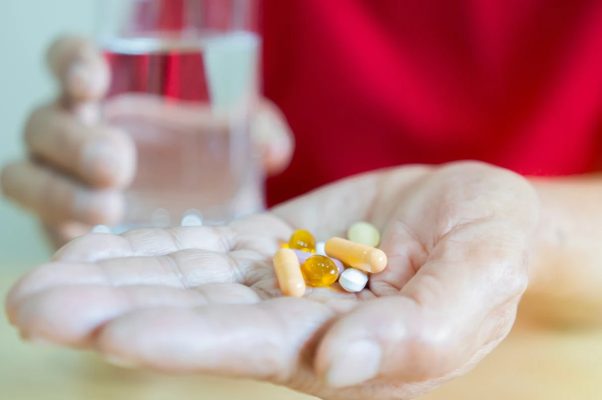 Popijanie leków to codzienność dla milionów Polaków. Jednak, jak podkreśla farmaceutka Katarzyna Talarek-Pasternak, ten pozornie błahy gest może zadecydować o skuteczności terapii, a nawet o bezpieczeństwie pacjenta. Sprawdź, czym grozi popijanie tabletek kawą, mlekiem czy sokiem grejpfrutowym i dlaczego wybór odpowiedniego napoju to podstawa zdrowia!