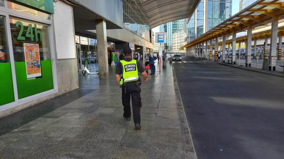 Atak nożownika przy Dworcu Centralnym w Warszawie. Policja ogłosiła akcję Omega