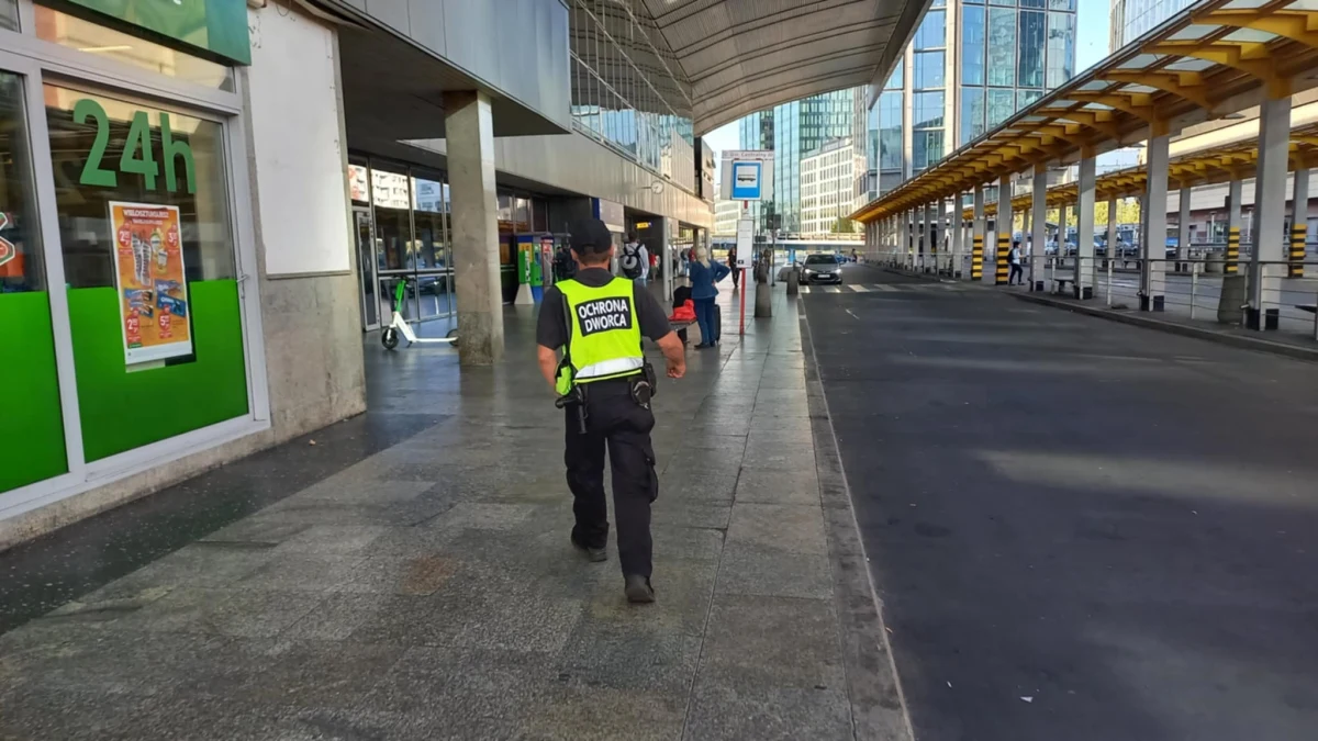 Zabójstwo przy Dworcu Centralnym w Warszawie. W nocy z wtorku na środę 44-latek najprawdopodobniej nożem śmiertelnie ugodził 41-latka.