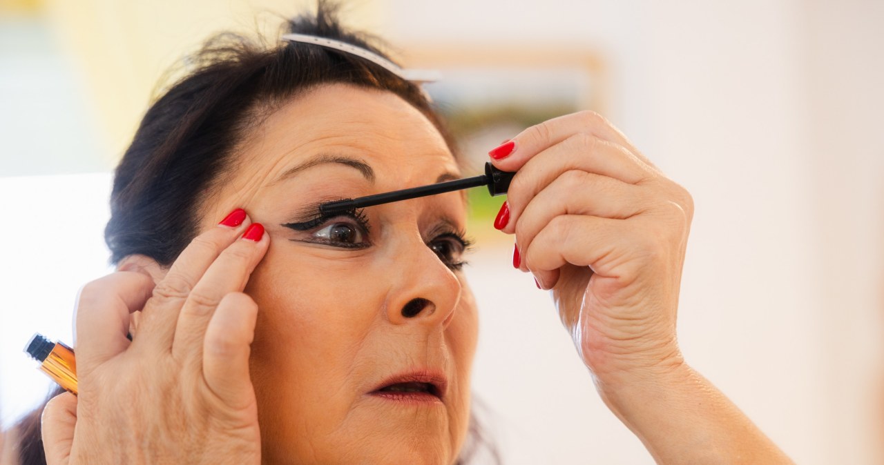 Nie rób tego z brwiami po 60. Efekt postarza, zamiast odmładzać