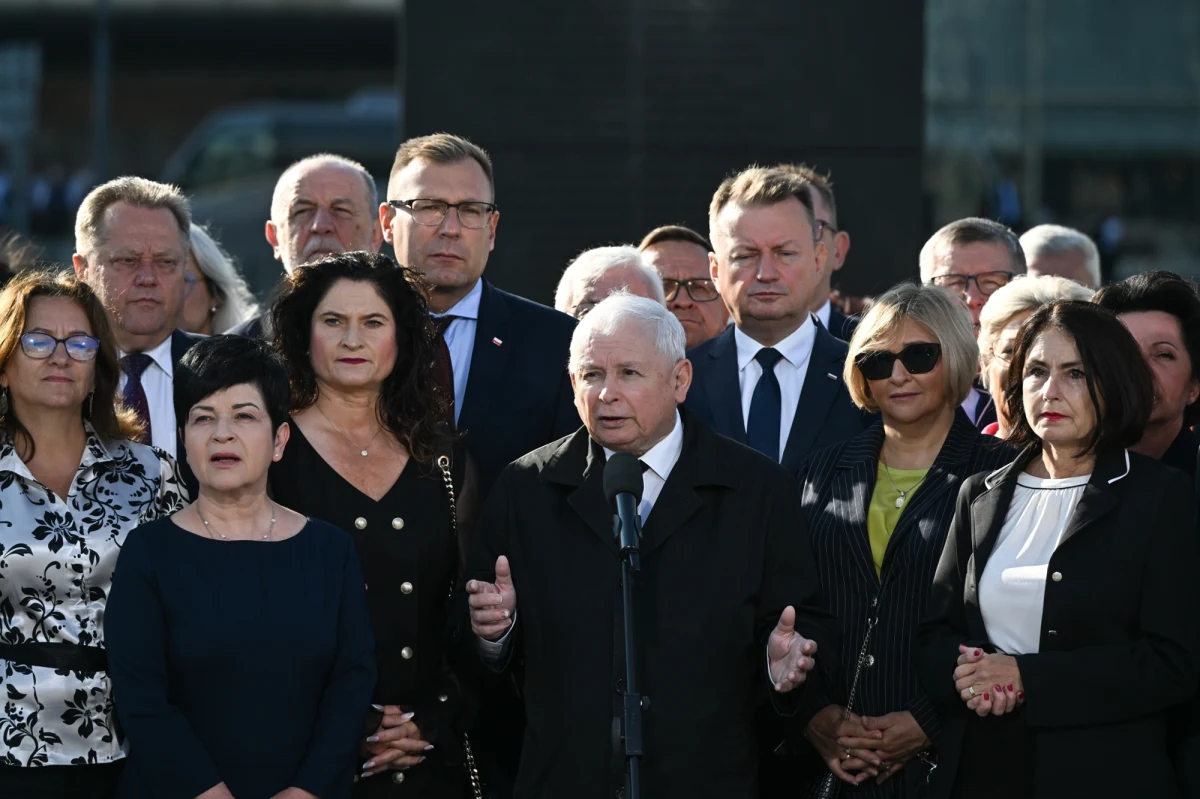 ​Prezes Prawa i Sprawiedliwości Jarosław Kaczyński zabrał głos w trakcie kolejnej miesięczny smoleńskiej w Warszawie. "Mamy dzisiaj szczególny dzień, mamy do czynienia z atakiem na Polskę. To już nie jest przypadek w żadnym wypadku, to jest po prostu atak" - powiedział. 