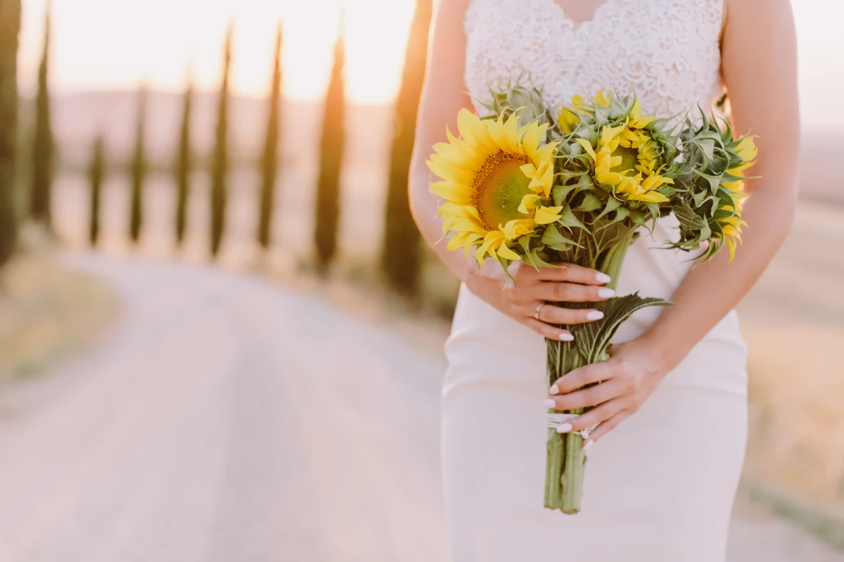 Włoska ceremonia ślubna w malowniczym regionie Lacjum zamieniła się w prawdziwy koszmar. Romantyczna sesja zdjęciowa na polu słoneczników zakończyła się bójką z właścicielem gruntu, interwencją służb i wizytą w szpitalu. Sprawą zajmuje się już prokuratura.