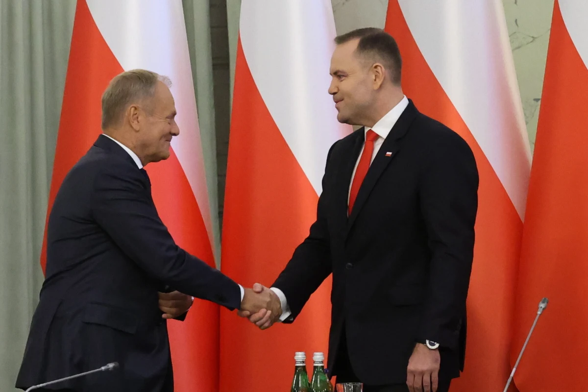 W nocy z wtorku na środę doszło do bezprecedensowego naruszenia polskiej przestrzeni powietrznej przez rosyjskie drony. W odpowiedzi na incydent prezydent Karol Nawrocki i premier Donald Tusk podjęli wspólne działania, podkreślając najwyższy priorytet bezpieczeństwa kraju. Tusk zaznaczył, że decyzja ws. wniosku formalnego o uruchomienie art. 4 NATO była „wspólną rekomendacją i wspólną decyzją” jego i prezydenta Nawrockiego. "W takich chwilach musimy zdać egzamin z jedności" - przekonywał premier. 