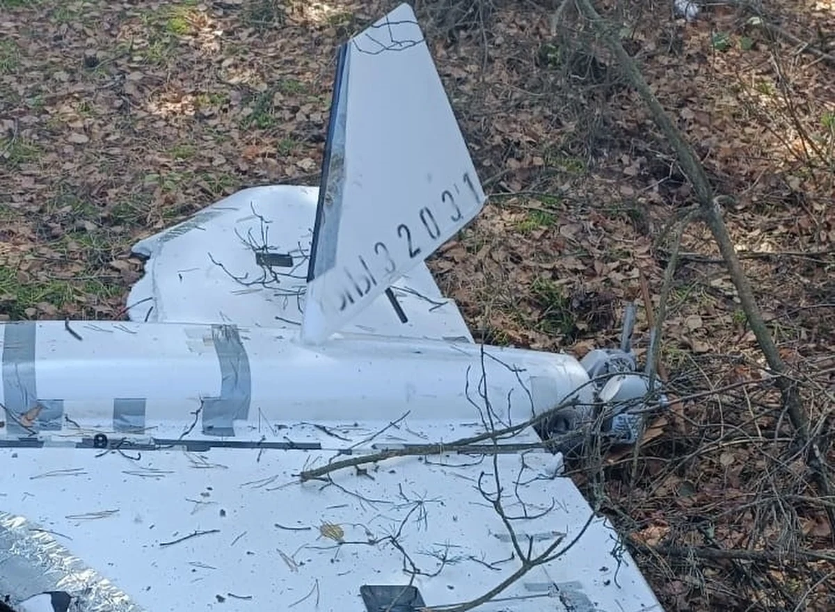 Już 16 dronów zostało odnalezionych na terenie Polski po nocnym nalocie ze strony Rosji. Jeden z bezzałogowców spadł na teren jednostki Wojsk Obrony Terytorialnej w Nowym Mieście nad Pilicą w powiecie grójeckim, czyli bardzo blisko Warszawy - ustalił reporter RMF FM. Na jednym z elementów maszyny znalezionej w Cześnikach k. Zamościa ujawniono napisy cyrylicą. Potwierdził to w rozmowie z RMF FM prokurator Rafał Kawalec.
 