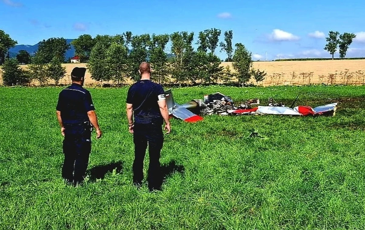 Prokuratura Rejonowa w Żywcu wszczęła śledztwo w sprawie katastrofy ultralekkiej awionetki, do której doszło w okolicach lądowiska w Lipowej na Żywiecczyźnie. W wyniku wypadku śmierć poniosło dwóch mężczyzn. Śledztwo prowadzone jest w kierunku naruszenia zasad bezpieczeństwa w ruchu powietrznym, skutkującego nieumyślnym spowodowaniem śmierci - poinformował prokurator Paweł Nikiel.