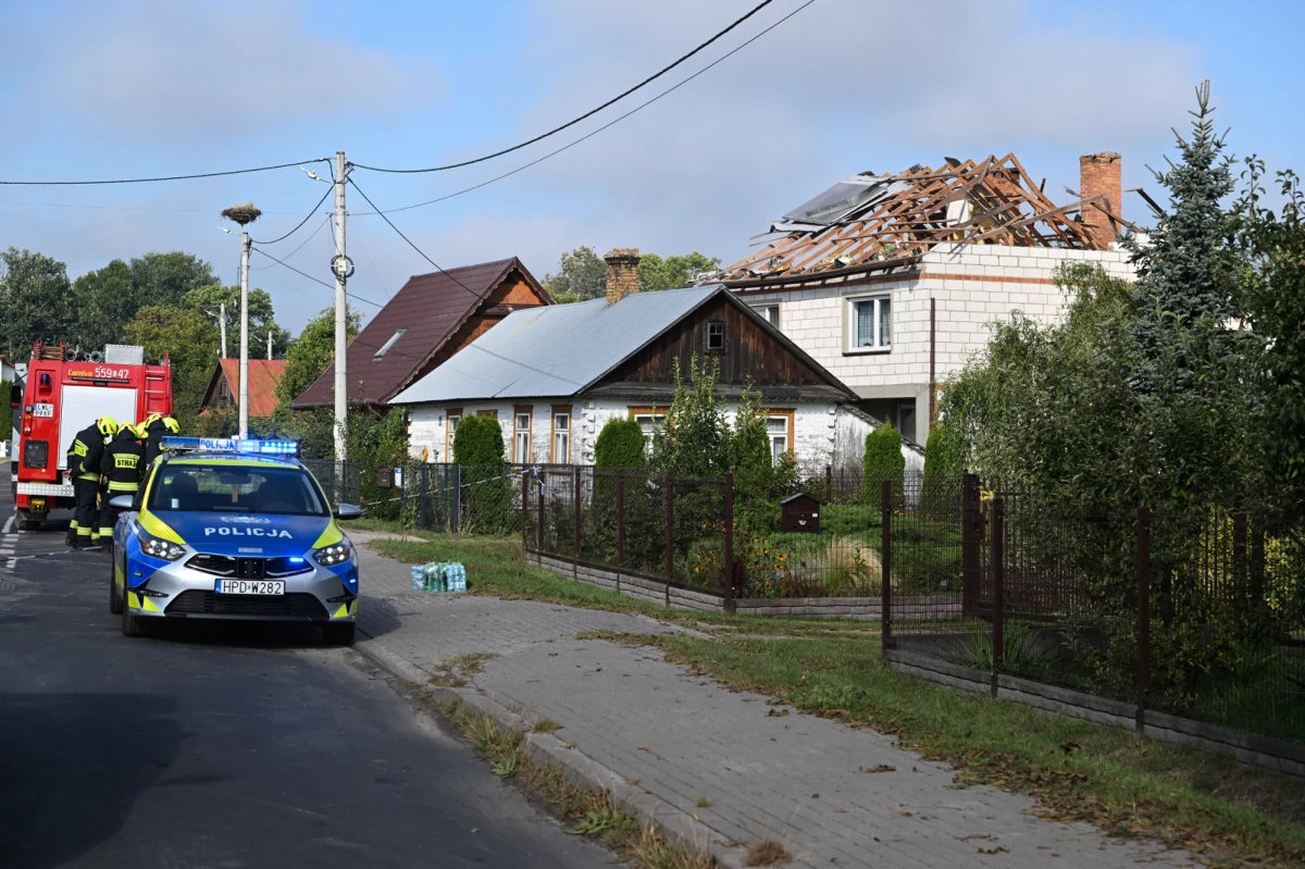 Jeden z rosyjskich dronów spadł tej nocy na dom mieszkalny we wsi Wyryki Wola niedaleko Włodawy na Lubelszczyźnie. Jego mieszkańcom nic się nie stało. Jak podkreślają ich sąsiedzi, cudem uniknęli tragedii. Tuż przed upadkiem drona zeszli bowiem na niższe piętro. 