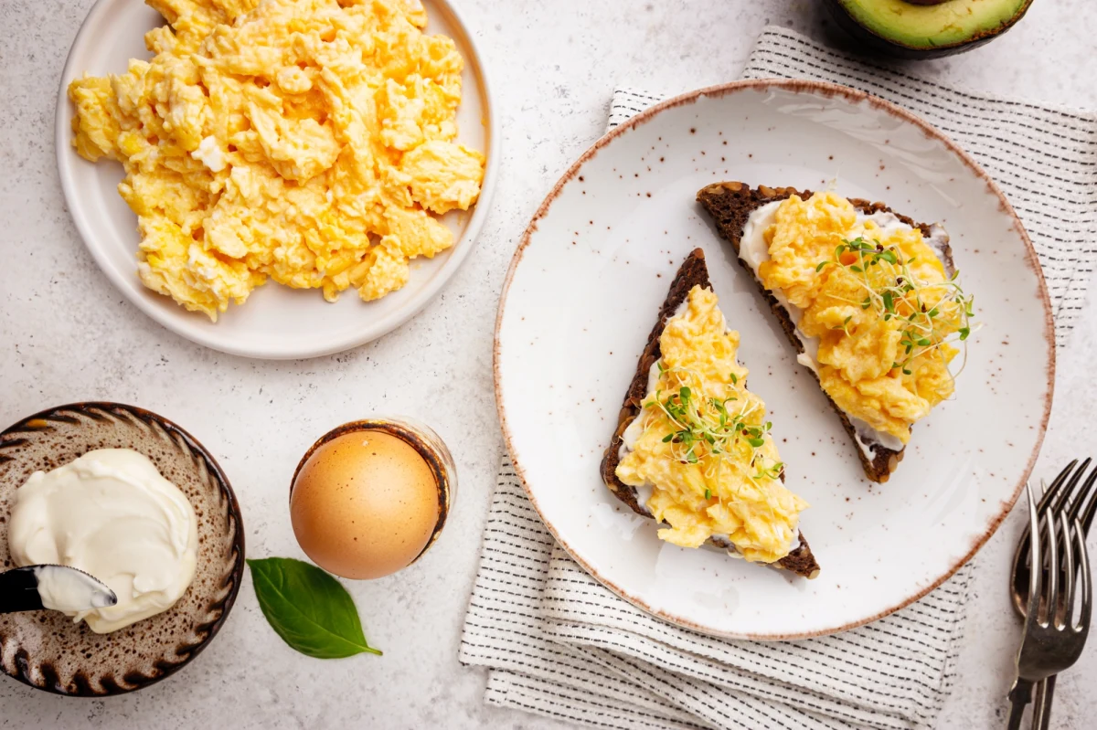 Czy godzina, o której jesz śniadanie, może mieć wpływ na długość twojego życia? Najnowsze, przełomowe badania prowadzone przez ponad 20 lat rzucają nowe światło na związek między porą spożywania posiłków a zdrowiem seniorów. Wyniki są zaskakujące - okazuje się, że opóźnione śniadanie może być sygnałem ostrzegawczym dla zdrowia i życia!