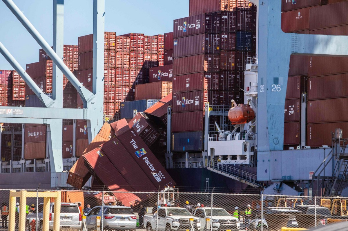 Incydent na statku towarowym. Dziesiątki kontenerów wpadło do wody