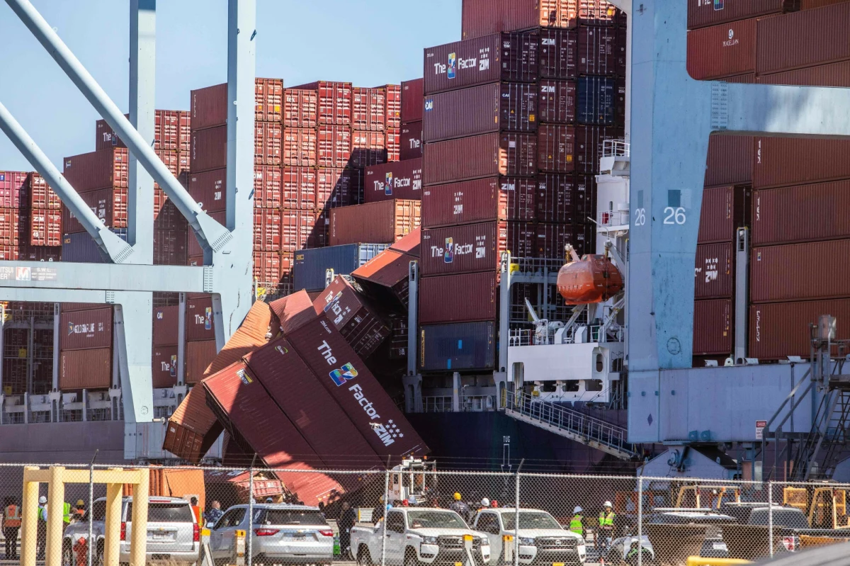 Blisko 70 kontenerów znalazło się w wodzie po incydencie na statku towarowym zacumowanym w porcie Long Beach w Kalifornii. Służby prowadzą działania zabezpieczające i wyjaśniają przyczyny zdarzenia. Według podanych informacji nikt nie odniósł obrażeń. Nie stwierdzono też zanieczyszczenia środowiska. 