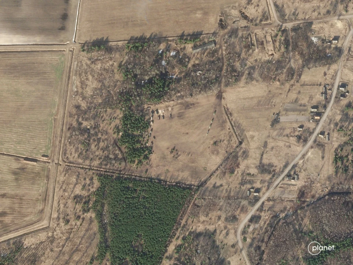 Na Białorusi od 2022 roku trwają intensywne prace modernizacyjne i budowa nowych obiektów wojskowych, w tym baz i poligonów, które mają odegrać kluczową rolę podczas wrześniowych rosyjsko-białoruskich ćwiczeń „Zapad-2025”. Dziennikarskie śledztwo Radia Swoboda ujawnia skalę tych przygotowań oraz możliwe zagrożenia dla regionu.