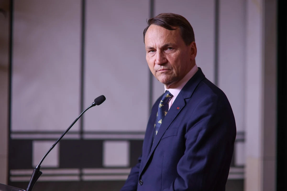 "Nie mieliśmy do tej pory tak masowego naruszenia przestrzeni, nie zostawimy tak tego" – powiedział dziś podczas konferencji prasowej minister spraw zagranicznych Radosław Sikorski. Jak zaznaczył. rosyjskiemu charge d'affaires wręczono notę protestacyjną. Ponadto wicepremier przeprowadził konsultacje m.in. z szefową unijnej dyplomacji i szefem MSZ Ukrainy, a także przekazał informację sekretarzowi stanu USA. 