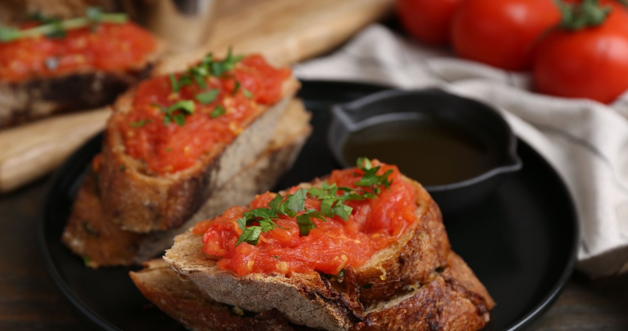 Sposób na czerstwy chleb, który pokochasz. Hiszpańskie śniadanie z pomidorami
