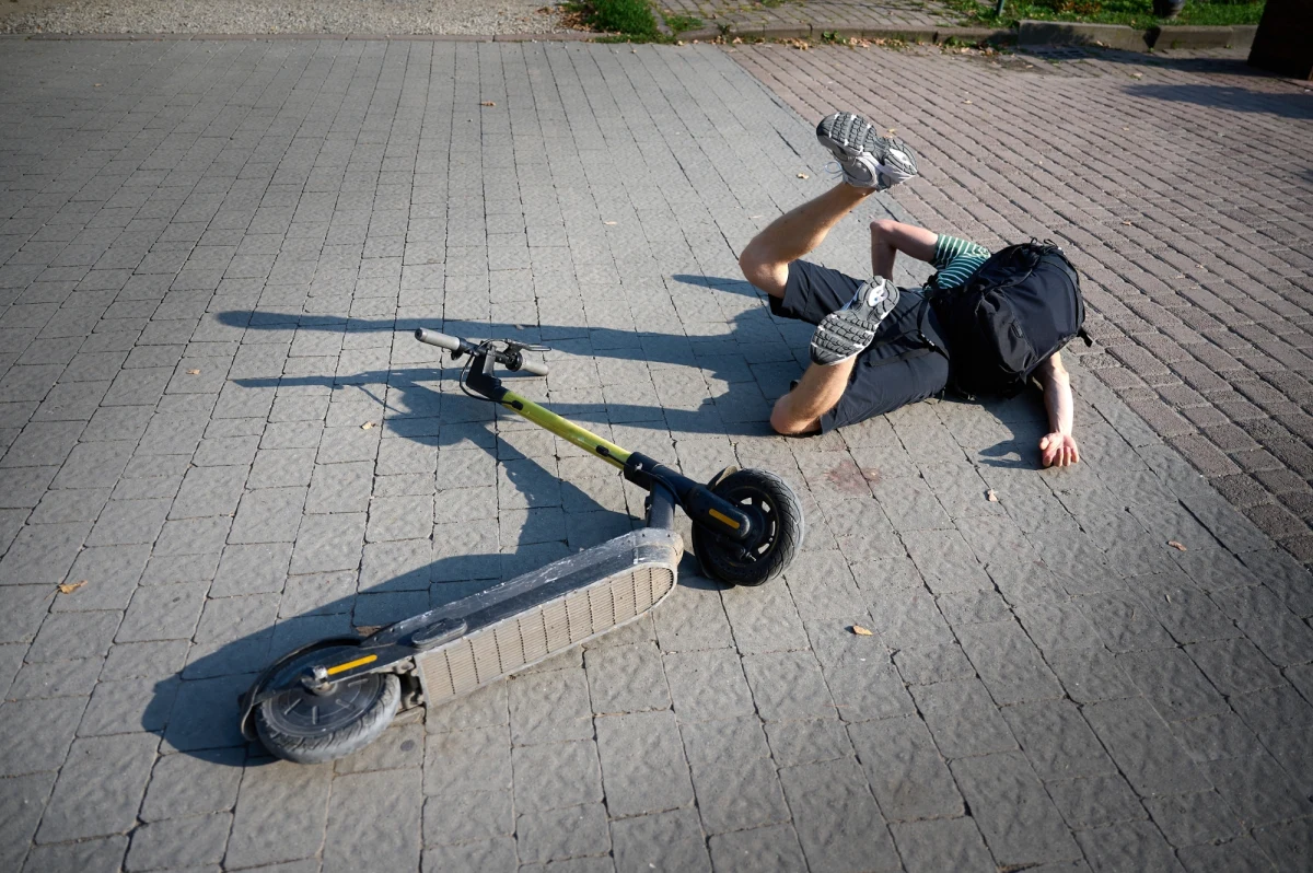 ​Złamania otwarte kończyn, urazy kręgosłupa i głowy, liczne stłuczenia - lekarze z Wrocławia alarmują o lawinowym wzroście liczby poważnych wypadków na hulajnogach elektrycznych. Młodzi ludzie coraz częściej wybierają je jako środek transportu do szkoły, dlatego wraz z początkiem roku szkolnego przy dolnośląskich placówkach pojawią się dodatkowe patrole policyjne. O sprawie informuje reporterka RMF FM Martyna Czerwińska.