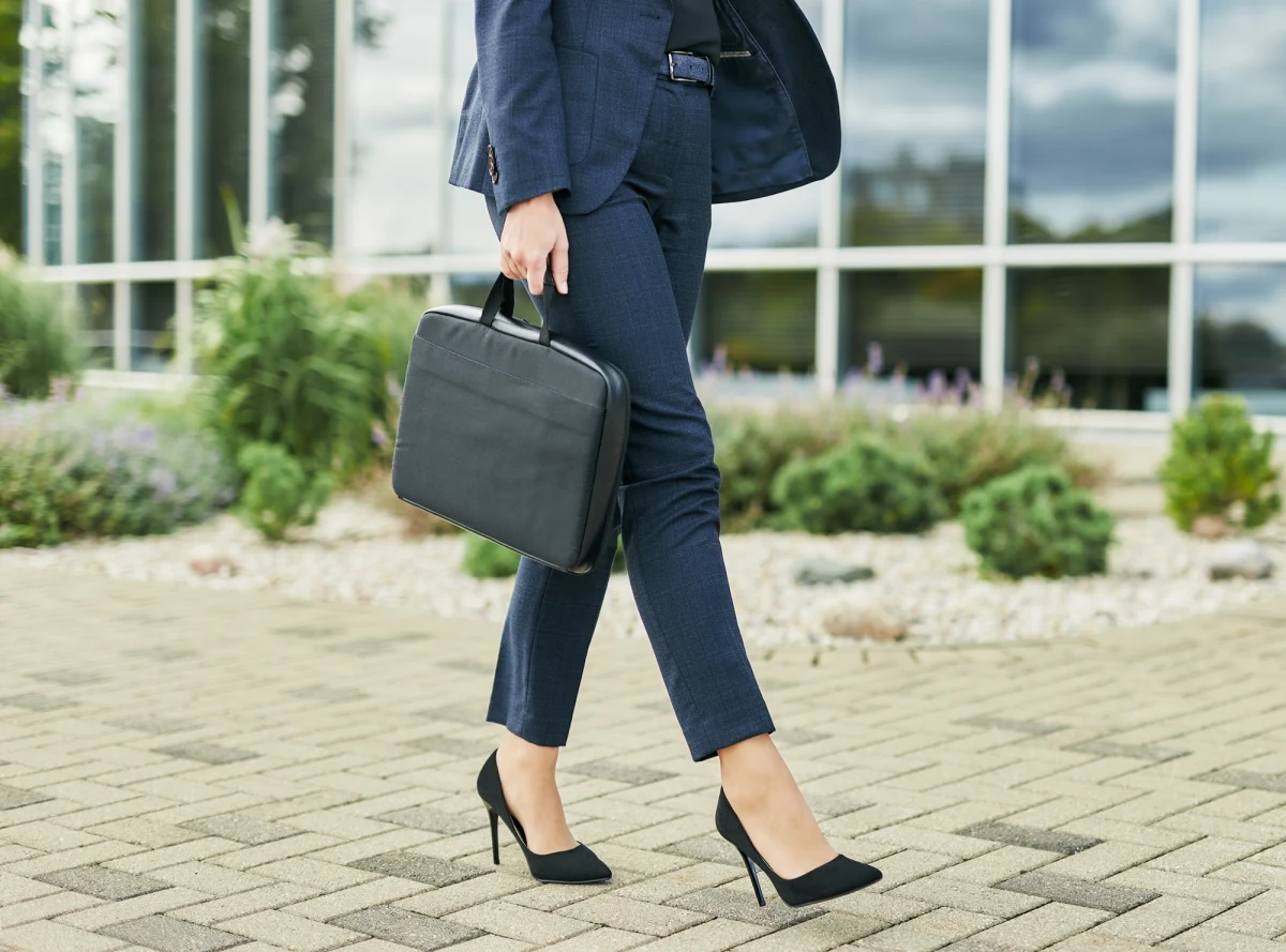 Na przełomie października i listopada wielu pracowników będzie mogło cieszyć się dłuższym wypoczynkiem. Wszystkich Świętych wypada w tym roku w sobotę, a to oznacza dodatkowy dzień wolny - bez konieczności składania wniosków urlopowych. Dla niektórych to aż trzy dni odpoczynku z rzędu.