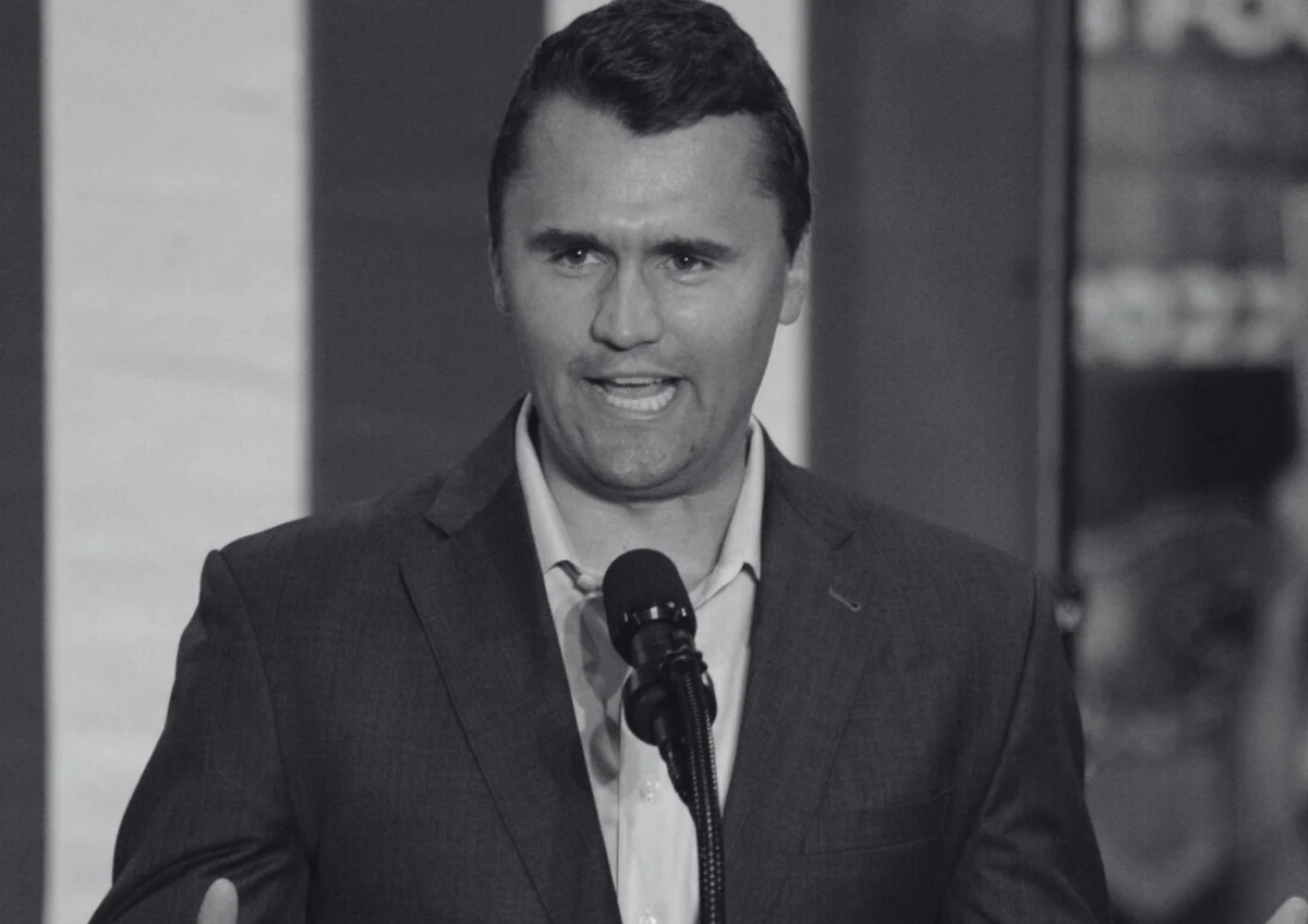 Charlie Kirk - konserwatywny komentator polityczny, znany z organizowania otwartych spotkań ze swoimi przeciwnikami - został postrzelony w trakcie wydarzenia na Uniwersytecie Utah Valley. O jego śmierci poinformował Donald Trump. "Wielki, a nawet legendarny Charlie Kirk nie żyje. Nikt nie rozumiał ani nie miał większego serca dla młodzieży w Stanach Zjednoczonych niż Charlie" - napisał na platformie Truth Social prezydent USA.