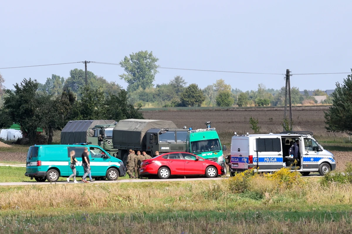 ​W nocy z wtorku na środę rosyjskie drony naruszyły polską przestrzeń powietrzną. Jeden z nich spadł w Mniszkowie (woj. łódzkie) niedaleko Sulejowa. Choć nikt nie ucierpiał, mieszkańcy nie kryją strachu. "Boimy się o nasze bezpieczeństwo" - mówią reporterce RMF FM Agnieszce Wyderce.
