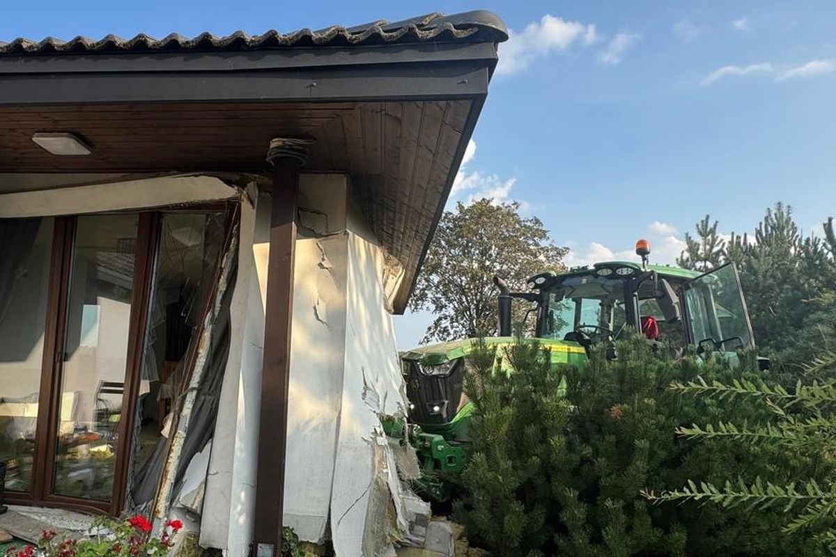 Ciągnik z cysterną zdemolował dom. W środku były dwie osoby