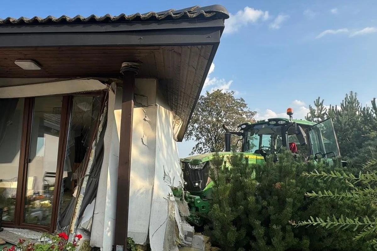 Groźny wypadek w Balczewie w powiecie inowrocławskim (Kujawsko-Pomorskie). Ciągnik rolniczy z cysterną zjechał z drogi i uderzył w ogrodzenie, a następnie w ścianę domu jednorodzinnego. W chwili zdarzenia w budynku przebywały dwie osoby.