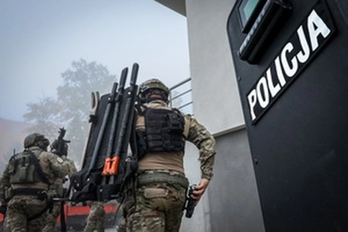 Centralne Biuro Śledcze Policji, Straż Graniczna i Krajowa Administracja Skarbowa rozbiły międzynarodową grupę przestępczą zajmującej się nielegalnym handlem wyrobami tytoniowymi. Straty Skarbu Państwa oszacowano na blisko 370 milionów złotych. Funkcjonariusze zatrzymali sześć osób, w tym ścisłe kierownictwo grupy.