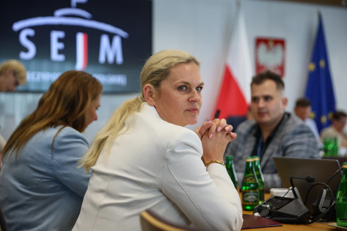 Od 1 września 2025 r. w życie weszły nowe przepisy dotyczące nagród jubileuszowych dla nauczycieli. Choć przewidują one znacznie wyższe świadczenia, nie wszyscy pedagodzy będą mogli z nich skorzystać. Związkowcy alarmują, że tysiące nauczycieli zostało wykluczonych z nowych rozwiązań, a państwo zaoszczędzi setki milionów złotych ich kosztem. O sprawie pisze "Dziennik Gazeta Prawna".