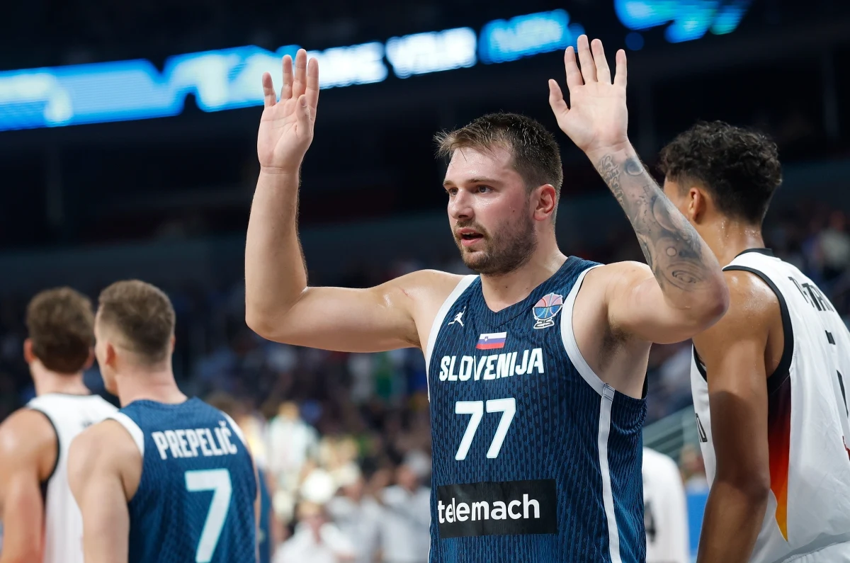 Gwiazdor NBA Luka Doncić nie mógł pogodzić się z porażką na ME koszykarzy. Słoweński zawodnik miał olbrzymie pretensje do trójki arbitrów, w tym Wojciecha Liszki, którzy prowadzili przegrany 91:99 ćwierćfinał z Niemcami. 