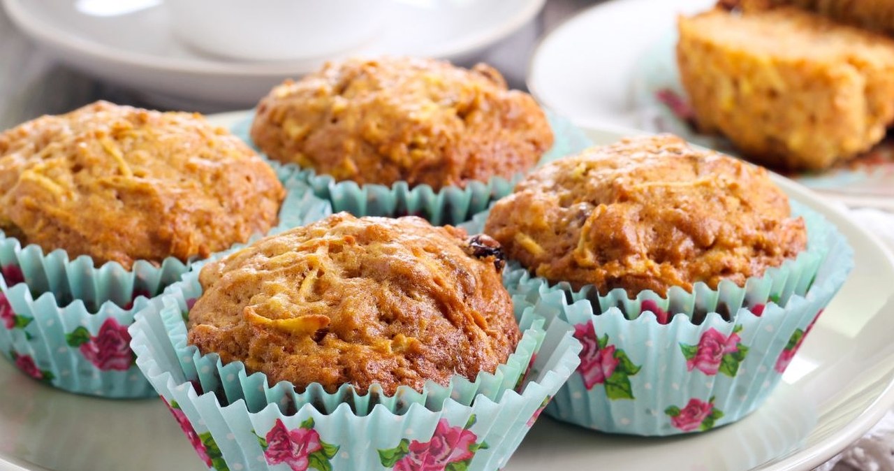 Jabłka leżą i się marnują? Wystarczy kilka minut, by zrobić mini szarlotki