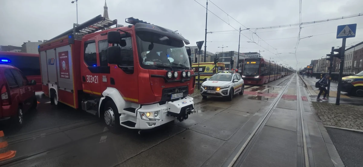 W centrum Łodzi zderzyły się dwa tramwaje. Ranne zostały trzy osoby, z których dwie trafiły do szpitala. Według wstępnych ustaleń jeden tramwaj najechał na tył drugiego. Na miejscu były utrudnienia. 