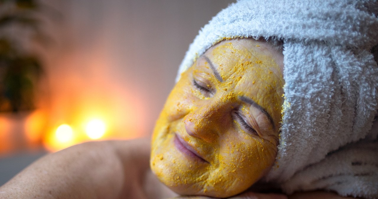 Zmieszaj 3 składniki i nałóż na twarz. Przebarwienia znikną, nim się obejrzysz