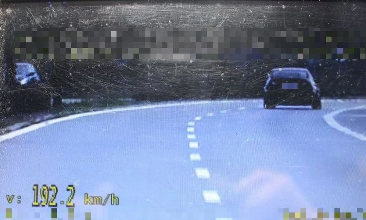 Policjanci z grupy SPEED, zatrzymali do kontroli 19-latka, kierującego bmw, który pędził przez Tarnobrzeg (Podkarpackie) z prędkością 192 km/h. Mundurowym tłumaczył, że spieszy się na sprawdzian z matematyki. Dostał mandat w wysokości 5 tysięcy złotych i 15 punktów karnych.