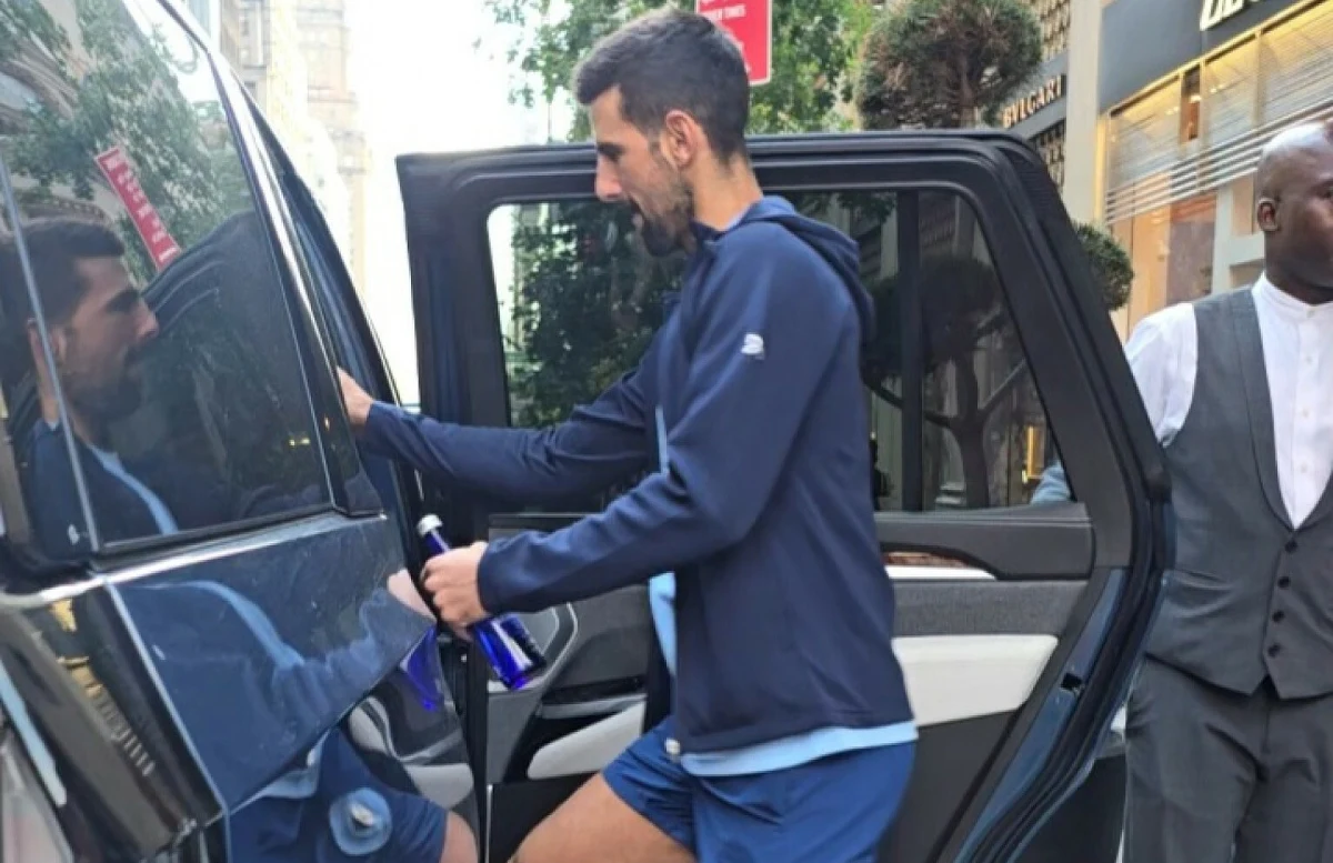 Novak Djoković wyjechał z Serbii. Gwiazdor tenisa osiedlił się z rodziną w Atenach po miesiącach krytyki ze strony mediów sympatyzujących z Aleksandarem Vuciciem. Serbski prezydent nazwał tenisistę "zdrajcą" za wspieranie protestów studentów przeciwko rządowi.