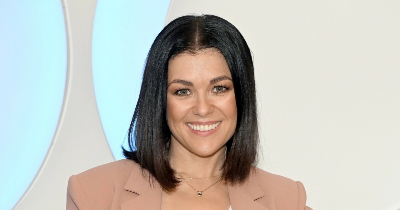 Najmodniejsze stylizacje na jesień 2025. Wizualnie odmłodzą i wyszczuplą