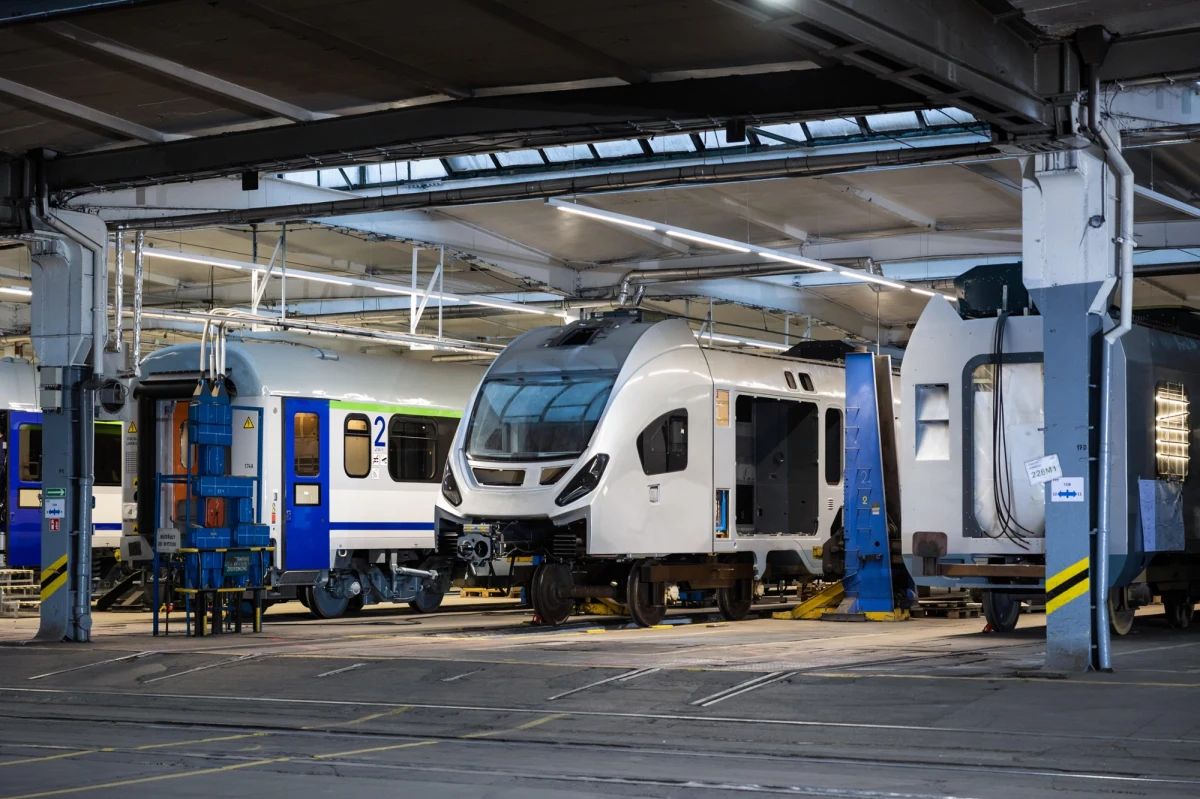 Prezes spółki H. Cegielski - Fabryka Pojazdów Szynowych w Poznaniu (FPS) Grzegorz K. i inny mężczyzna zatrzymany przez CBA usłyszeli zarzut żądania 900 tys. zł korzyści majątkowej. K. został zawieszony w czynnościach prezesa.