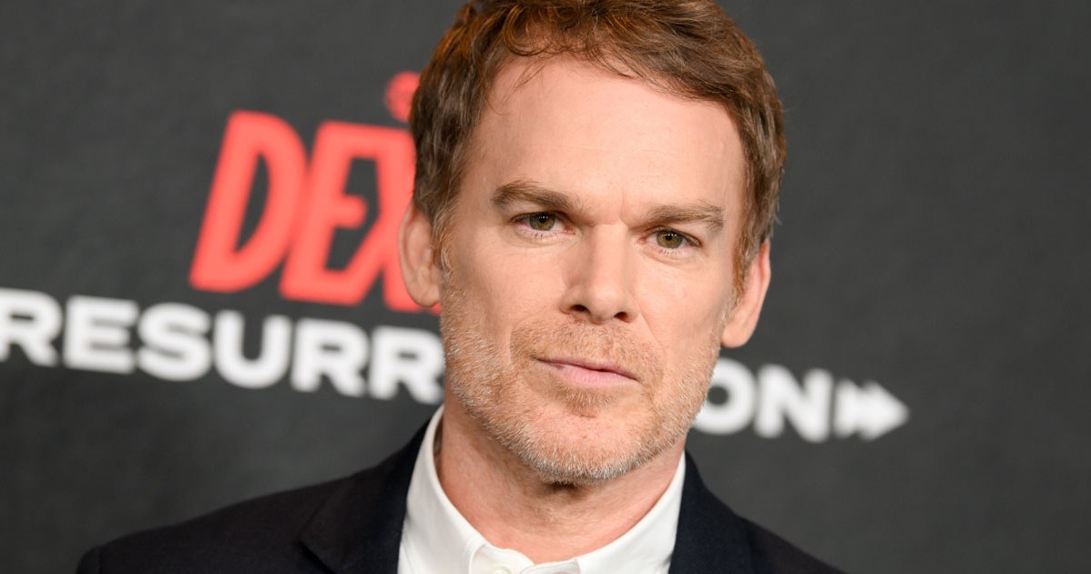 "Dexter" jest jednym z najlepszych seriali kryminalnych w historii, a popularność tytułowego bohatera nie mija. Losy kolejnych opowieści o seryjnym mordercy kierującym się wpojonym mu przez ojca kodeksem, były jednak dość burzliwe. Cztery wspaniałe sezony oryginalnej serii, cztery słabsze i jeden z najgorszych odcinków finałowych, jakie kiedykolwiek nakręcono. Później spin-off - o podtytule "Nowa krew", stworzony po to, aby napisać Dexterowi godne zakończenie. O tym, jak doszło do jego powstania, opowiedział nam odtwórca głównej roli - Michael C. Hall.