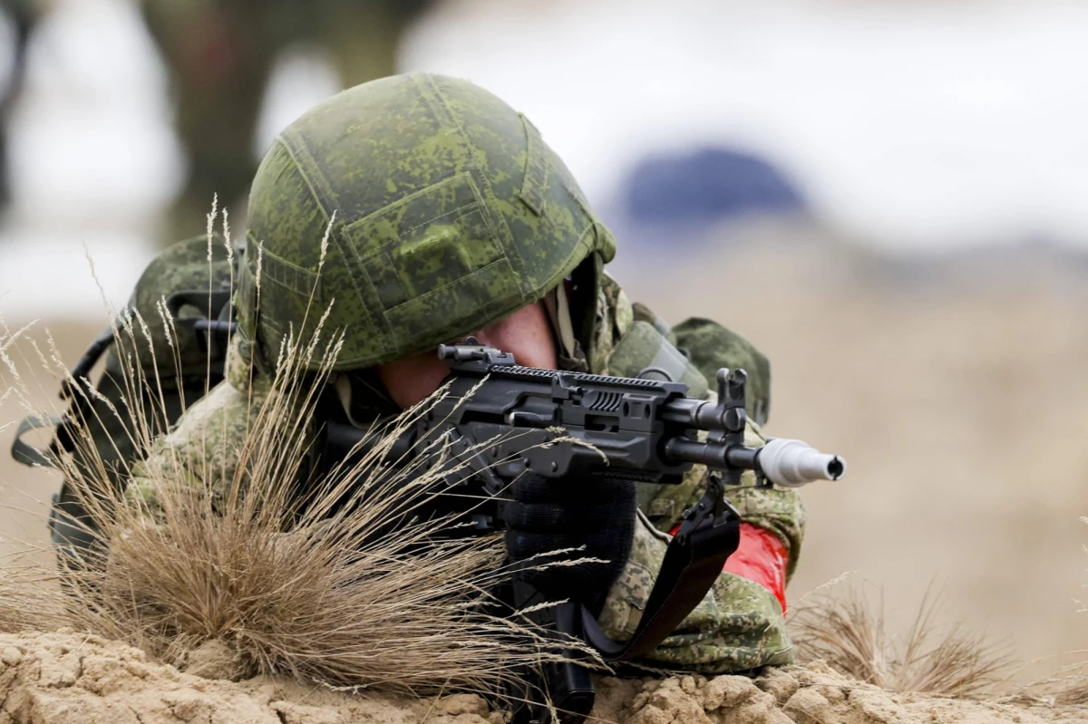 Dziś rozpoczynają się zakrojone na szeroką skalę rosyjsko-białoruskie ćwiczenia Zapad-2025, w których ma wziąć udział 13 tys. żołnierzy na Białorusi i - jak donosi litewski wywiad - 30 tys. w Rosji. W manewrach ma być wykorzystane najnowocześniejsze uzbrojenie, w tym rakiety balistyczne Oriesznik, które są zdolne do przenoszenia głowic jądrowych. Według obserwatorów manewry sprzed czterech lat, czyli Zapad-2021, były jednym z elementów przygotowujących do inwazji na Ukrainę, która nastąpiła w lutym 2022 roku. Dlatego też manewry te od lat budzą zainteresowanie i niepokój państw sąsiednich, zwłaszcza w kontekście napięć na wschodniej flance NATO.