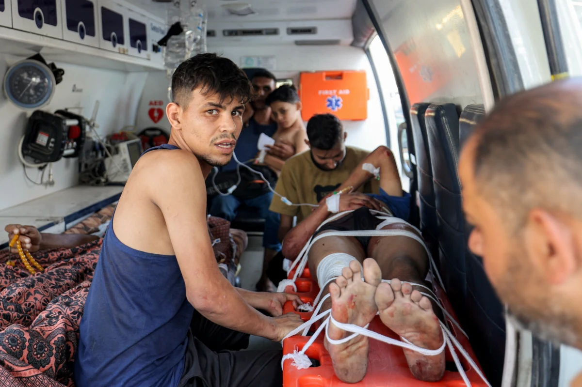 Według danych UNICEF każdego dnia w Strefie Gazy nogę lub obydwie nogi traci 10 dzieci. To właśnie te operacje są najtrudniejsze dla lekarzy Polskiej Misji Medycznej. "Amputacje kończyn 2-letnich dzieci to widok, którego nie mogę zapomnieć" - mówi dr Zaid Alsarhan, Jordańczyk, który współpracuje z polską organizacją. W ostrzałach i bombardowaniach palestyńskiej enklawy zginęło już ponad 64 000 Palestyńczyków, 1/3 z tych ofiar to dzieci. Rannych i poszkodowanych cały czas przyjmują lekarze, których misja jest możliwa właśnie dzięki Polskiej Misji Medycznej. Organizacja pilnie potrzebuje jednak wsparcia, by móc kontynuować działanie w Gazie. 