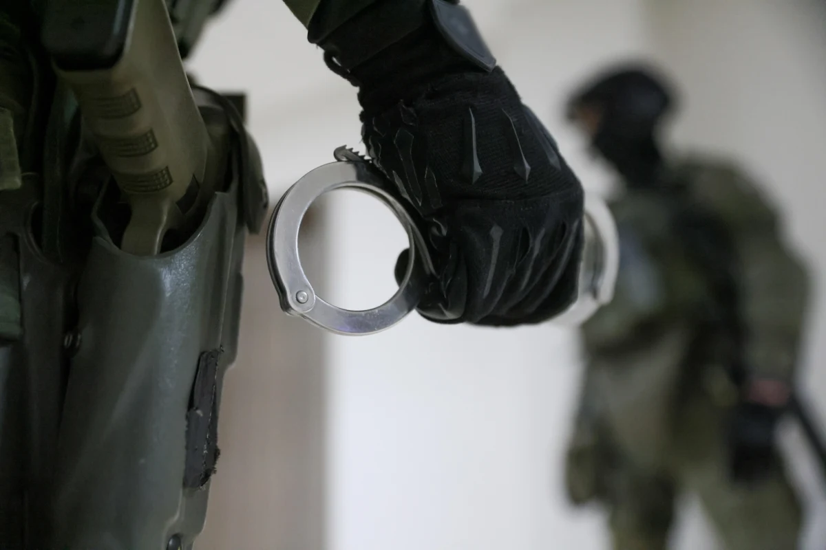 Centralne Biuro Śledcze Policji zatrzymało w Warszawie Marka M., pseudonim "Oczko", jednego z najbardziej rozpoznawalnych polskich gangsterów. Razem z nim w ręce funkcjonariuszy wpadły dwie inne osoby. Prokuratura zarzuca im przemyt i wprowadzenie do obrotu 10 kilogramów kokainy w ramach zorganizowanej grupy przestępczej o międzynarodowym zasięgu. Sąd zdecydował o ich tymczasowym aresztowaniu na trzy miesiące.