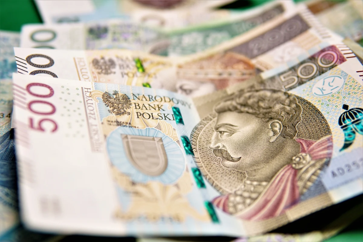 Czy małżeństwa z imponującym, co najmniej 50-letnim stażem mogą liczyć na finansowe wsparcie od państwa? Senacka Komisja Petycji analizuje projekt ustawy, który zakłada wypłatę jednorazowego świadczenia w wysokości od 5 do nawet 8 tysięcy złotych, w zależności od liczby wspólnie przeżytych lat. Sprawdzamy, na jakim etapie są prace nad tzw. "500 plus dla małżeństw" i jakie argumenty pojawiają się w debacie publicznej.