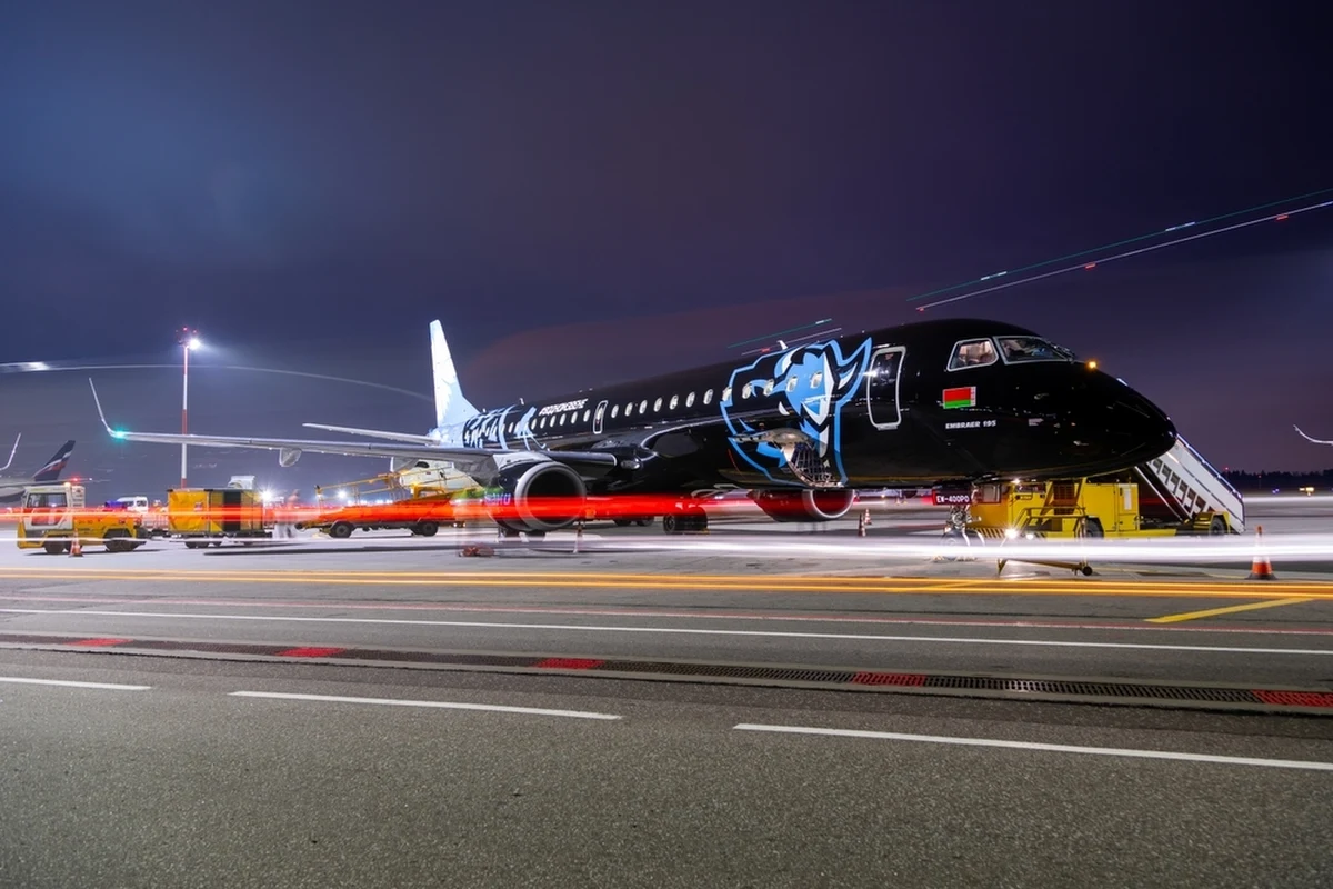 W czwartek prezydent Białorusi Alaksandr Łukaszenka poinformował o ułaskawieniu 52 więźniów, którzy zostali przekazani na Litwę. W zamian za gest Łukaszenki Waszyngton złagodzi sankcje wobec białoruskiej narodowej linii lotniczej Belavia. "To potencjalnie korzystna informacja dla Rosji, która będzie mogła wykorzystać luki prawne i pozyskiwać z zachodu objęte sankcjami części dla własnego przemysłu" - uważa liderka białoruskiej opozycji Swiatłana Cichanouska.