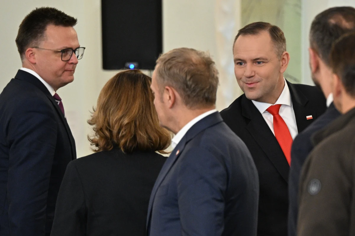 Podczas posiedzenia Rady Bezpieczeństwa Narodowego prezydent Karol Nawrocki ocenił, że atak rosyjskich dronów był testem dotyczącym m.in. odporności polskiego społeczeństwa i zdolności sojuszniczych. "Odnoszę wrażenie, że go zdaliśmy" - ocenił. "Zdaliśmy go również dzięki jedności klasy politycznej, prezydenta i rządu" - stwierdził Karol Nawrocki. Prezydent podkreślił, że od godzin nocnych pozostawał w stałym kontakcie z premierem Donaldem Tuskiem. "Spotkaliśmy się w Dowództwie Operacyjnym Rodzajów Sił Zbrojnych (...) i tam przyglądaliśmy się rozwojowi całej sytuacji - ujawnił.