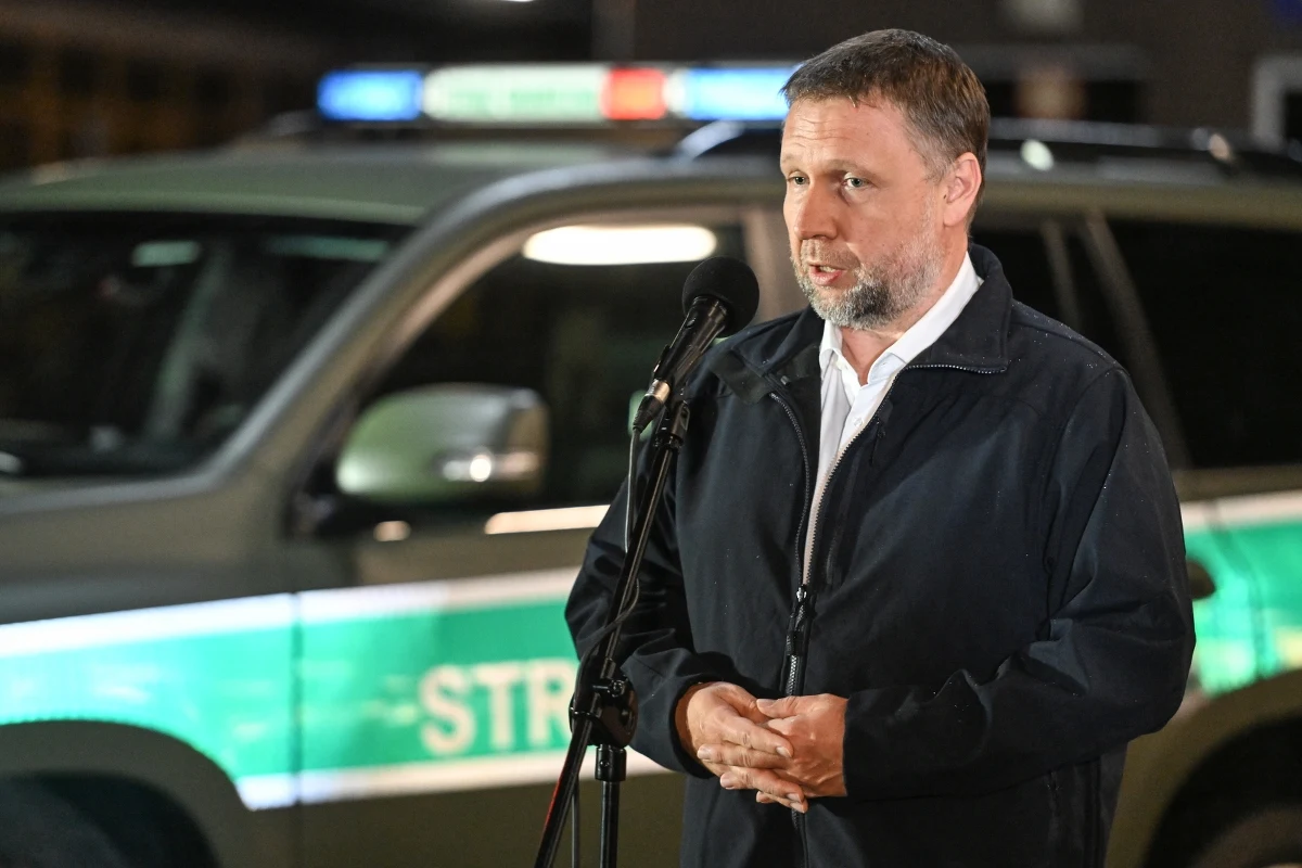 W nocy z czwartku na piątek o północy ruch graniczny z Białorusią został zawieszony do odwołania - w obu kierunkach dla samochodów osobowych, ciężarowych i pociągów. MSWiA wyjaśniło wcześniej, że decyzja ta, związana z białorusko-rosyjskimi ćwiczeniami wojskowymi "Zapad" i ma być sygnałem polskiej gotowości do radykalnych działań w razie pogorszenia sytuacji bezpieczeństwa. "Ten ruch zostanie wznowiony, ale tylko wtedy, gdy będziemy pewni, że bezpieczeństwo Polaków jest zagwarantowane, że nie grożą nam żadne prowokacje, nie grożą nam żadne agresywne zachowania" - powiedział szef MSWiA Marcin Kierwiński w Terespolu. 