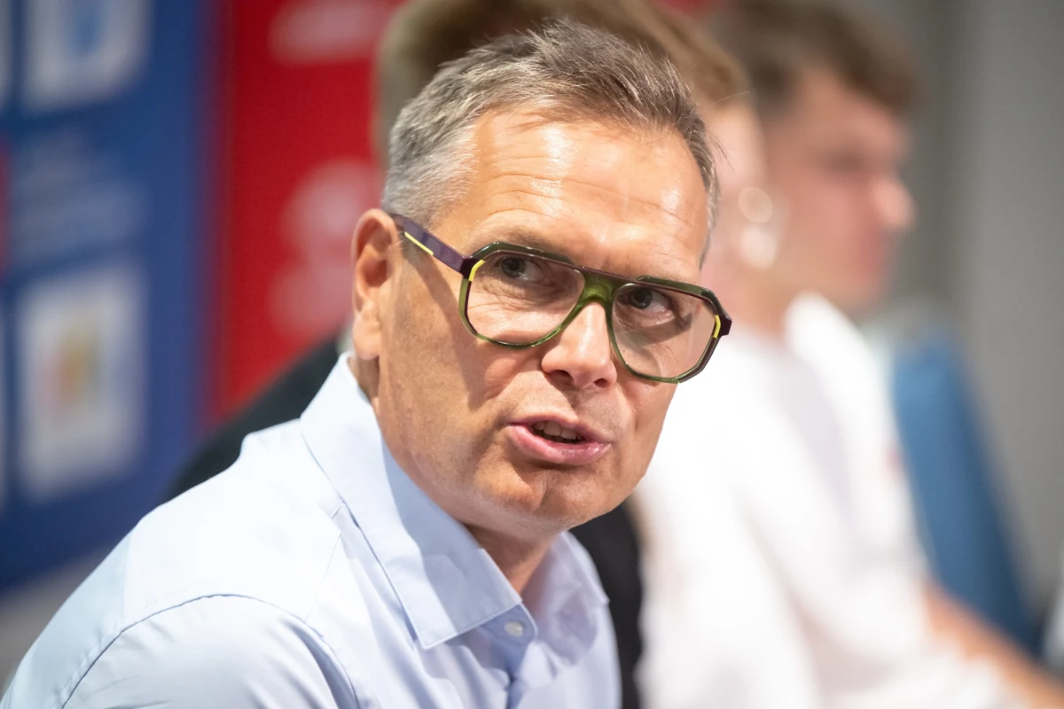 W nocy w Tokio rozpoczną się lekkoatletyczne mistrzostwa świata. Dla części naszych reprezentantów będzie to sentymentalny powrót na stadion, na którym w 2021 z powodzeniem walczyliśmy o olimpijskie medale. Teraz każdy krążek wywalczony przez Biało-Czerwonych będzie można uznać za sukces. "Nas będą cieszyły wszystkie miejsca finałowe. Mamy sporą grupę młodych zawodników. Poprawienie przez nich, zbliżenie się do rekordów życiowych byłoby dla nas sygnałem, że dobrze się rozwijają" - mówi w rozmowie z Patrykiem Serwańskim prezes Polskiego Związku Lekkiej Atletyki Sebastian Chmara.