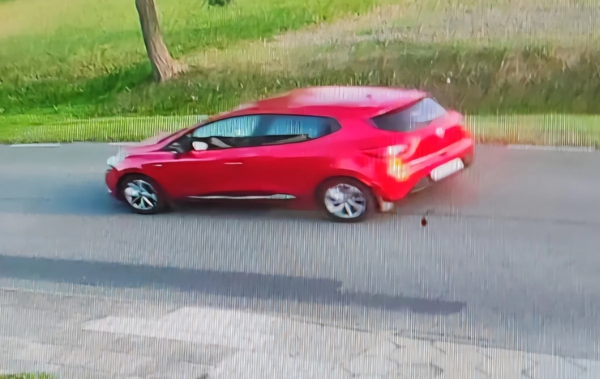 12-letnia dziewczynka została potrącona przez kierującą czerwonym Renault Clio. Kobieta odjechała z miejsca zdarzenia. Doszło do niego w ubiegły piątek w miejscowości Kobierno w powiecie krotoszyńskim w Wielkopolsce. Policja zaapelowała o pomoc w odnalezieniu kobiety. Poszukiwani są świadkowie wypadku oraz ci, których samochody są wyposażone w rejestratory wideo. 