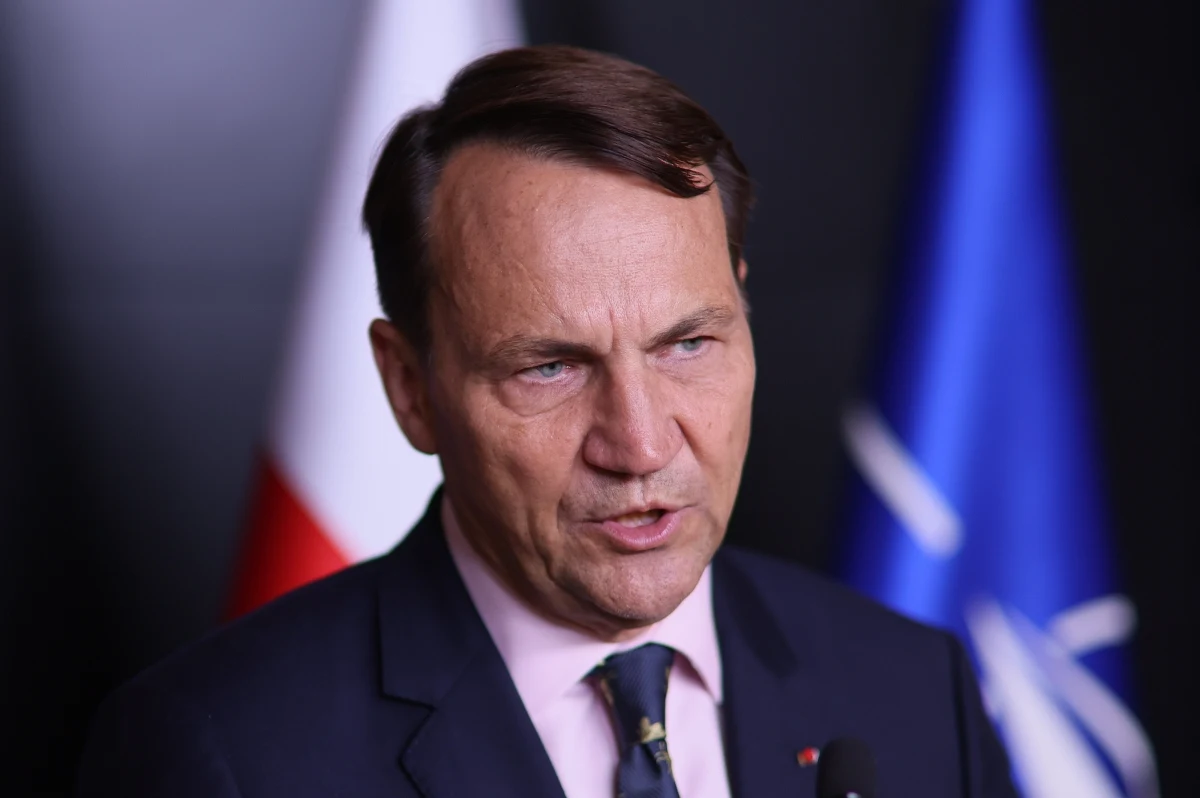 Szef polskiej dyplomacji Radosław Sikorski przybył w piątek rano z wizytą do stolicy Ukrainy - Kijowa. Na dworcu powitał go minister spraw zagranicznych Ukrainy Andrij Sybiha. "W noc, w którą nad Polskę nadleciało 19 rosyjskich dronów, nad Ukrainę nadleciało 400, plus 40 rakiet. To nie były pomyłki" - powiedział natomiast, stojąc na tle ambasady Rzeczypospolitej Polskiej w Kijowie.