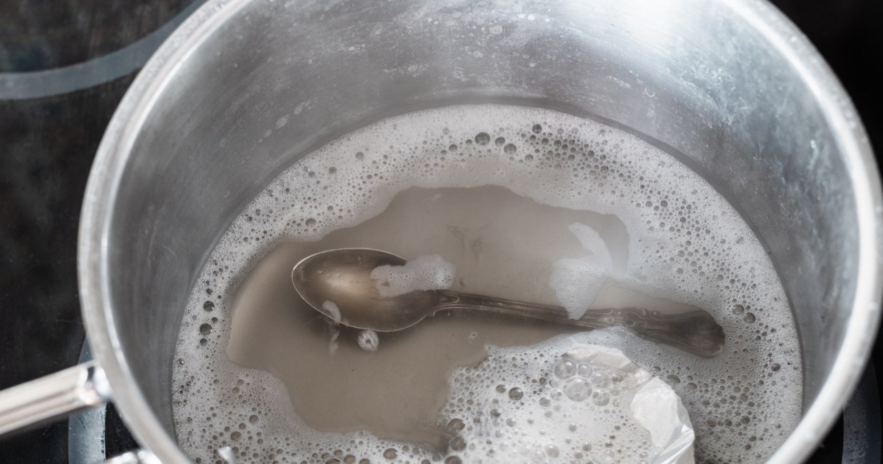 Sztućce będą lśniły bez polerowania. Wystarczy, iż zrobisz im kąpiel z tym dodatkiem